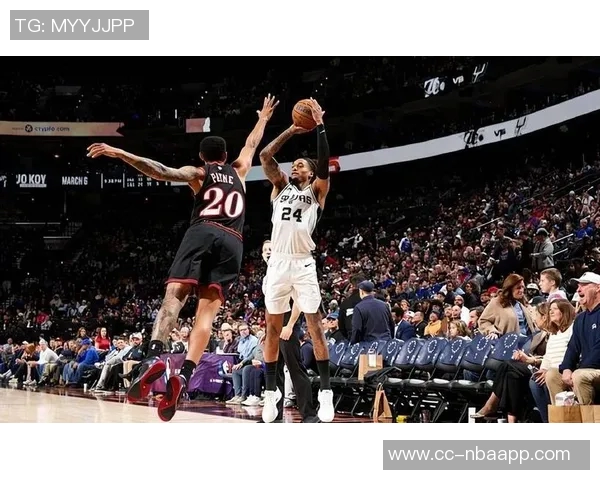 梅里尔半场表现出色三分球命中率高达60贡献10分2篮板1助攻